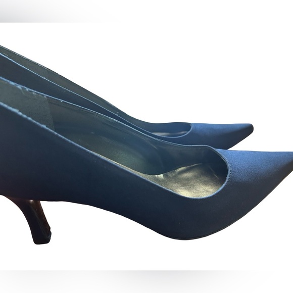 Stuart Weitzman Women’s Size 8 Navy Blue Satin Kitten Heel Shoes - Picture 4 of 12